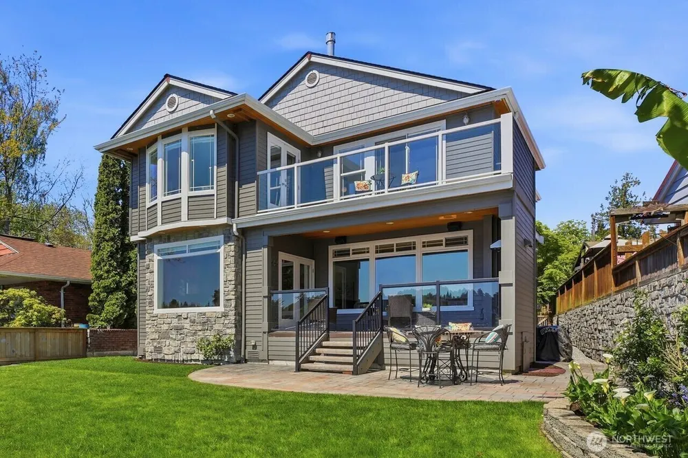 8696 Island Dr S, Seattle, WA 98118