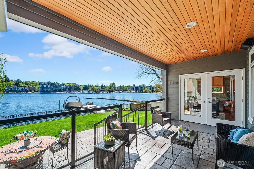 8696 Island Dr S, Seattle, WA 98118