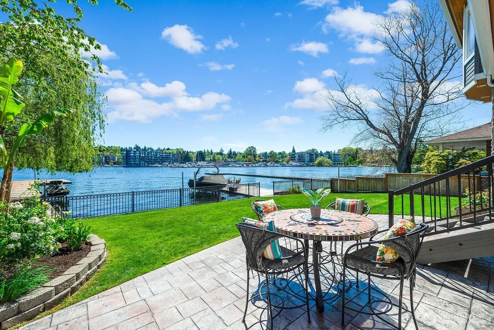 8696 Island Dr S, Seattle, WA 98118