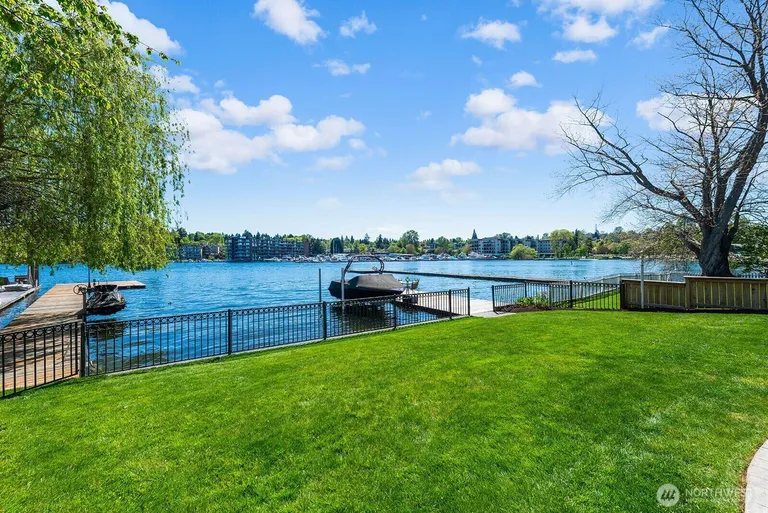 8696 Island Dr S, Seattle, WA 98118