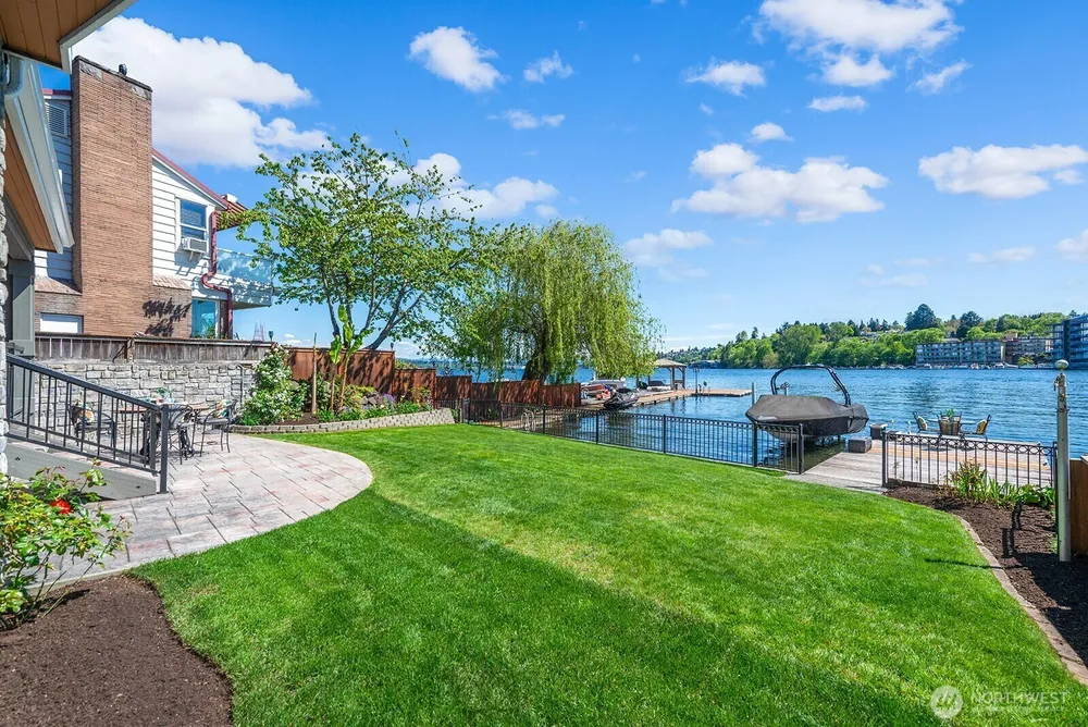 8696 Island Dr S, Seattle, WA 98118