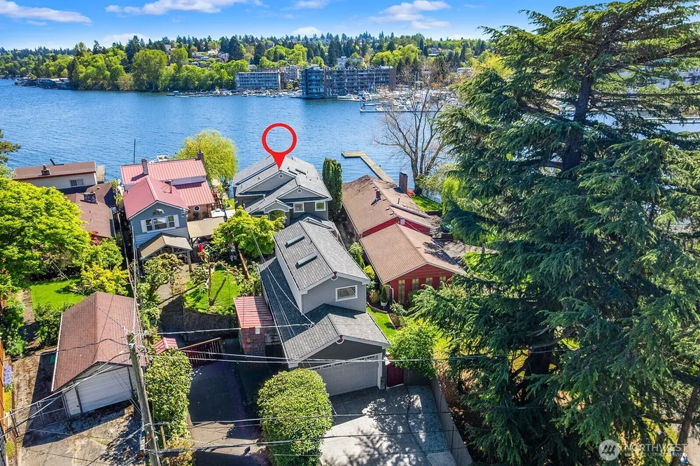 8696 Island Dr S, Seattle, WA 98118
