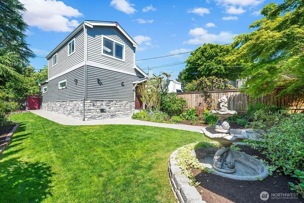 8696 Island Dr S, Seattle, WA 98118