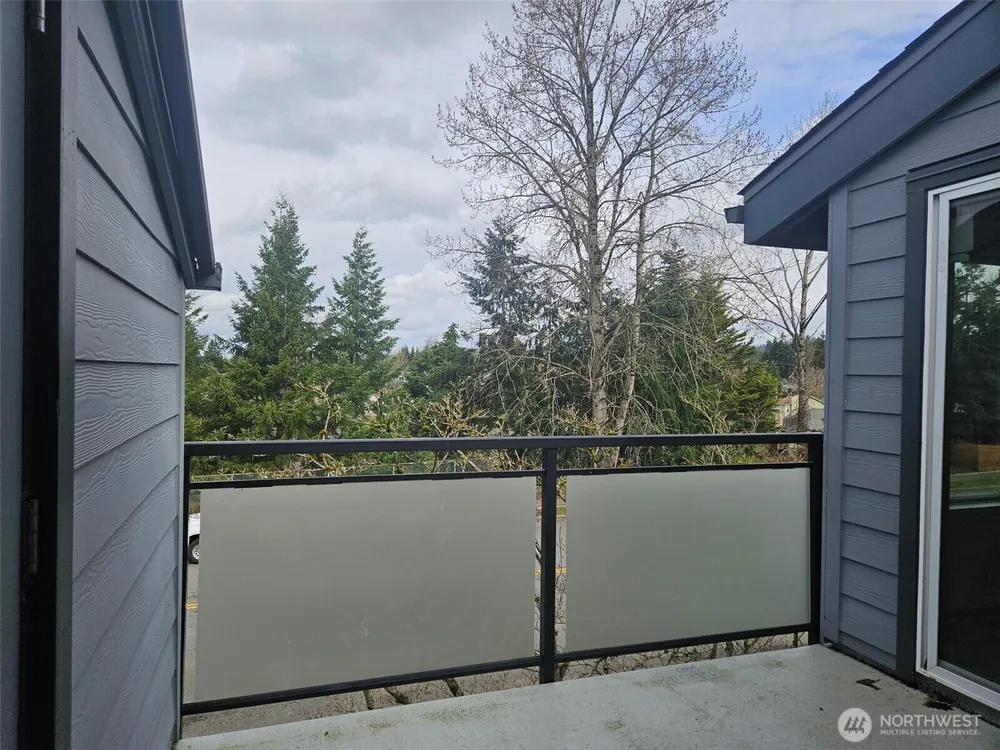 2611 NE 4th St, Renton, WA 98056