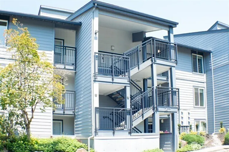 2611 NE 4th St, Renton, WA 98056