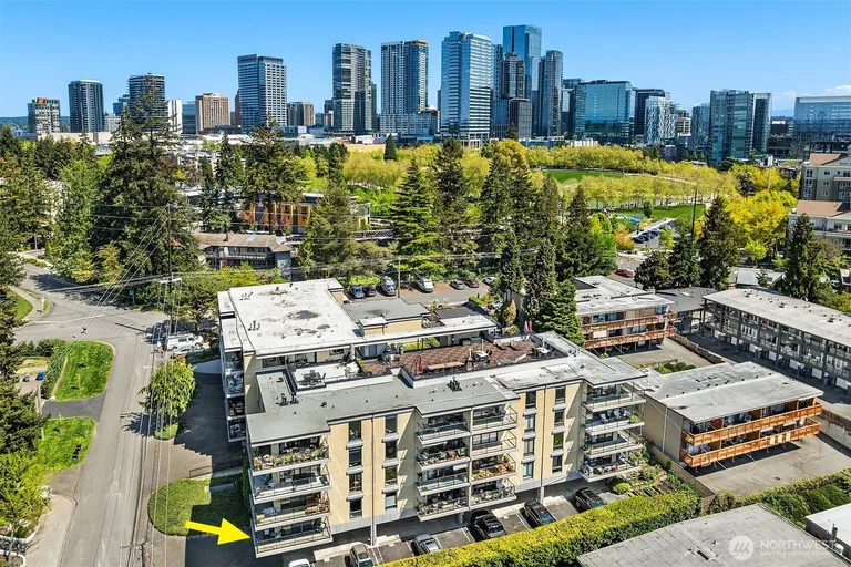 9909 NE 1st St, Bellevue, WA 98004