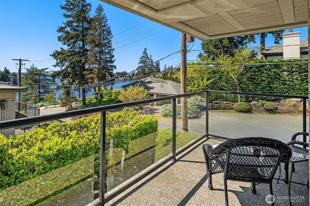 9909 NE 1st St, Bellevue, WA 98004