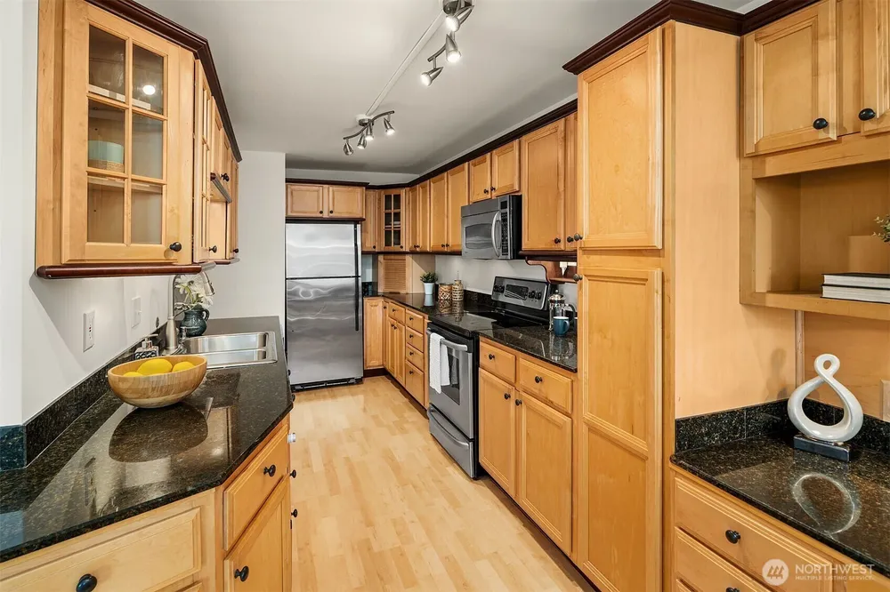 9909 NE 1st St, Bellevue, WA 98004