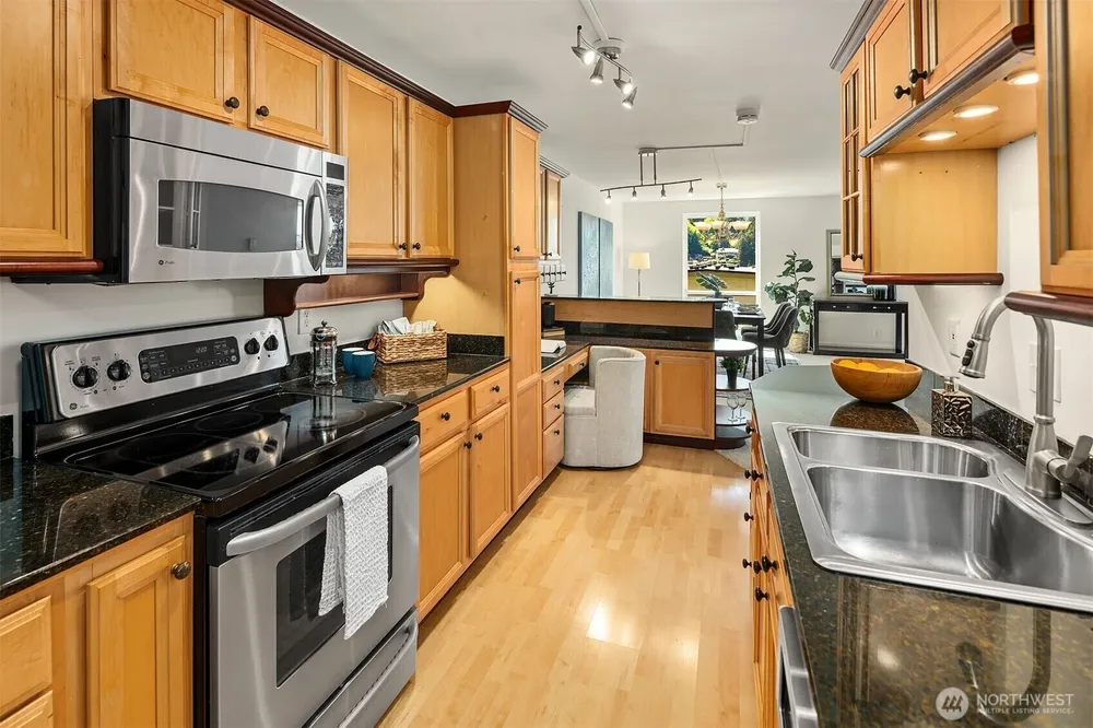 9909 NE 1st St, Bellevue, WA 98004