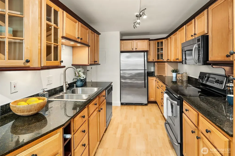 9909 NE 1st St, Bellevue, WA 98004