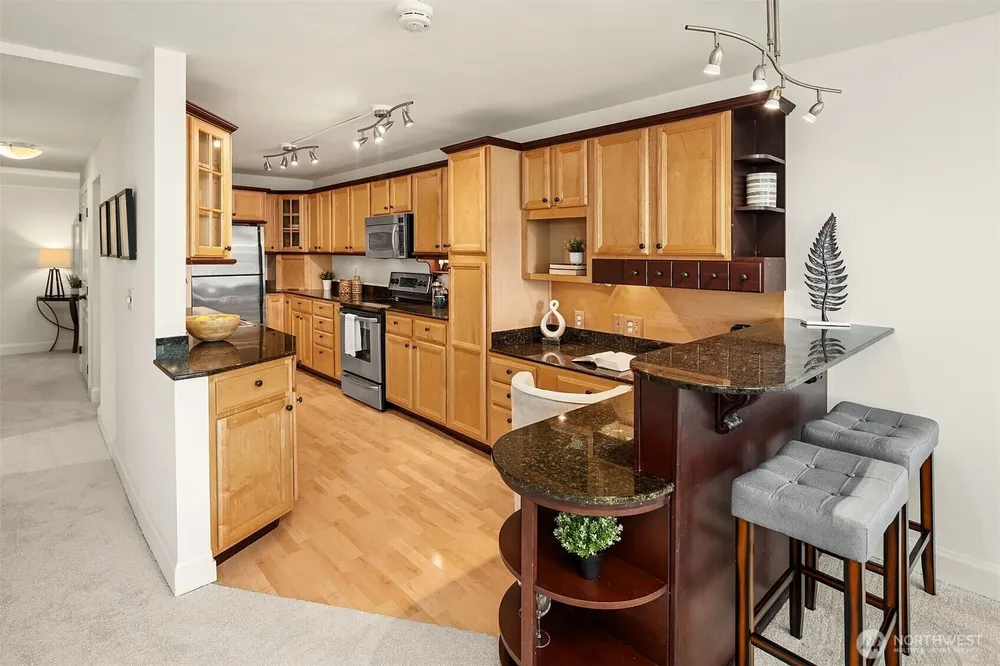9909 NE 1st St, Bellevue, WA 98004