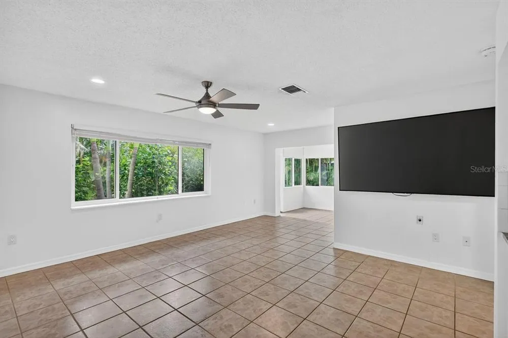 1884 Southpointe Dr, Sarasota, FL 34231