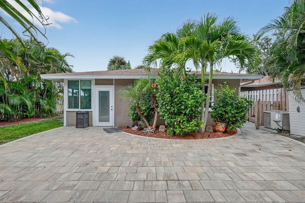 1884 Southpointe Dr, Sarasota, FL 34231