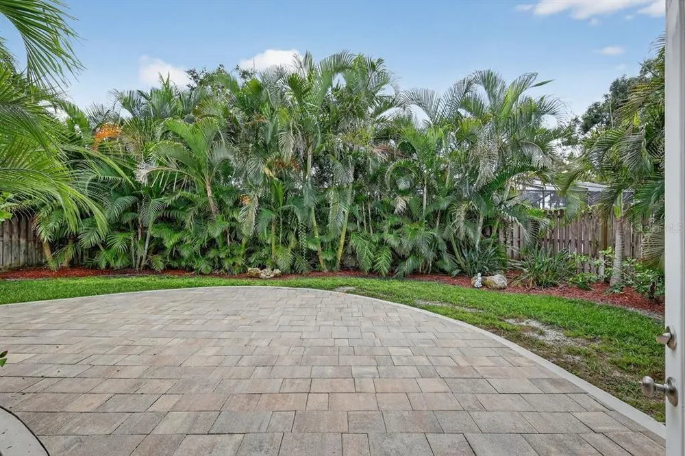 1884 Southpointe Dr, Sarasota, FL 34231