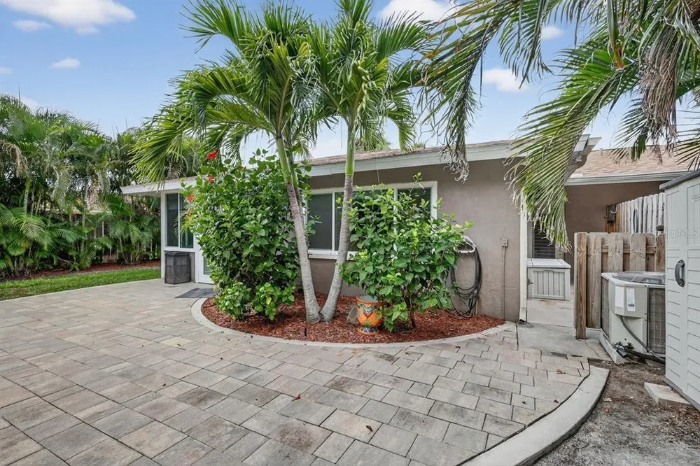 1884 Southpointe Dr, Sarasota, FL 34231