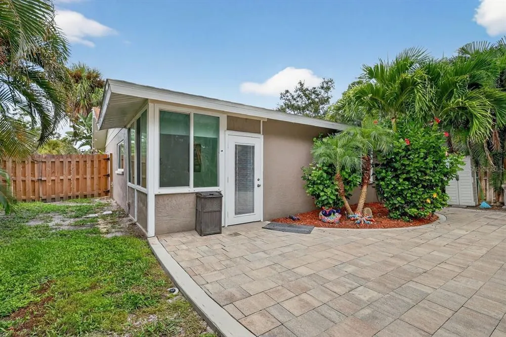 1884 Southpointe Dr, Sarasota, FL 34231