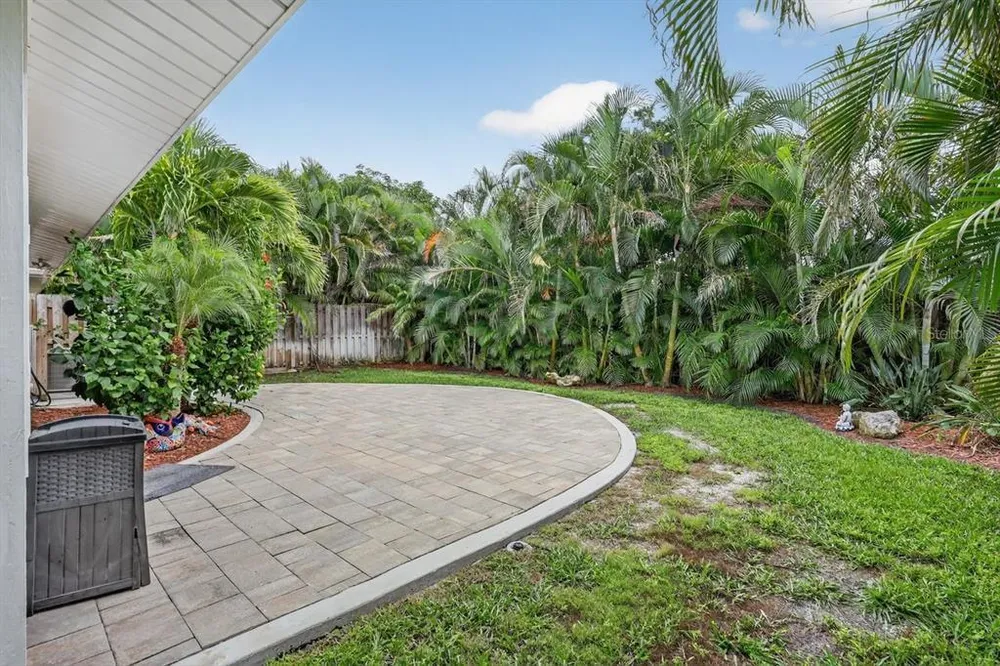 1884 Southpointe Dr, Sarasota, FL 34231