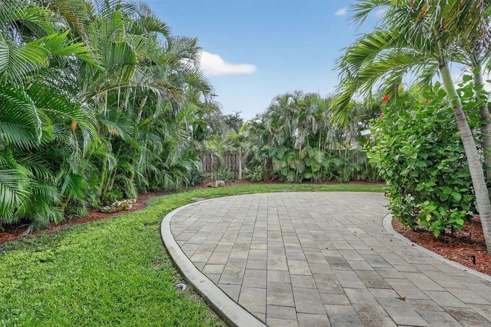1884 Southpointe Dr, Sarasota, FL 34231