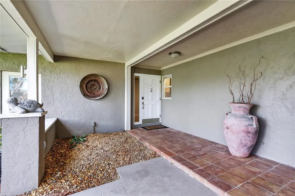 1884 Southpointe Dr, Sarasota, FL 34231