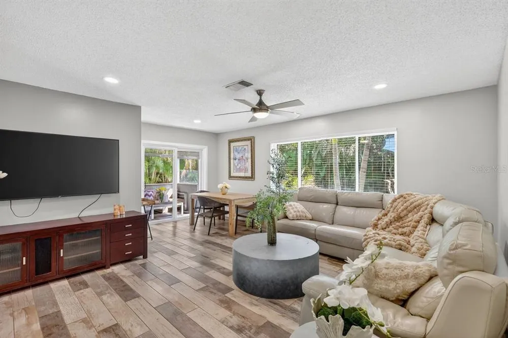 1884 Southpointe Dr, Sarasota, FL 34231