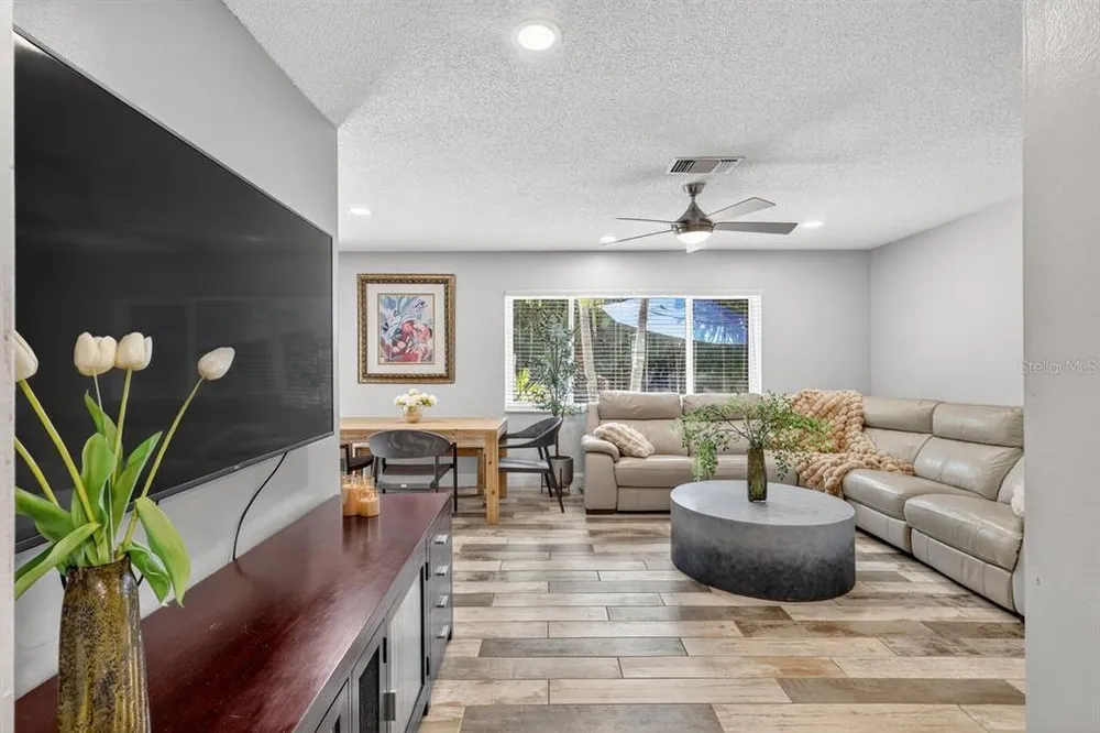 1884 Southpointe Dr, Sarasota, FL 34231