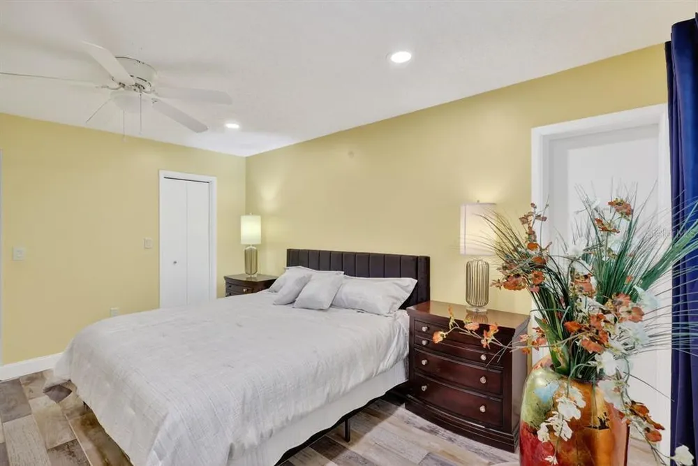 1884 Southpointe Dr, Sarasota, FL 34231