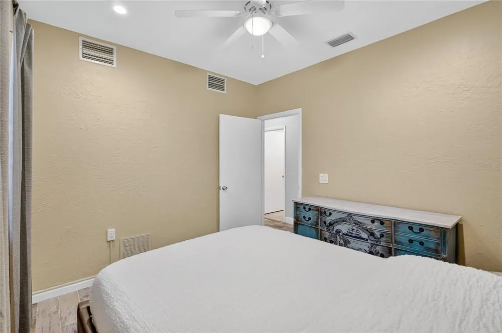 1884 Southpointe Dr, Sarasota, FL 34231