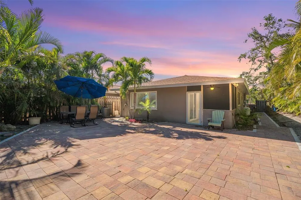 1884 Southpointe Dr, Sarasota, FL 34231