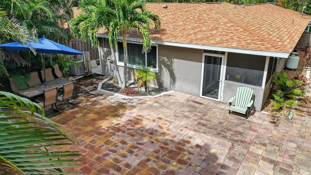 1884 Southpointe Dr, Sarasota, FL 34231