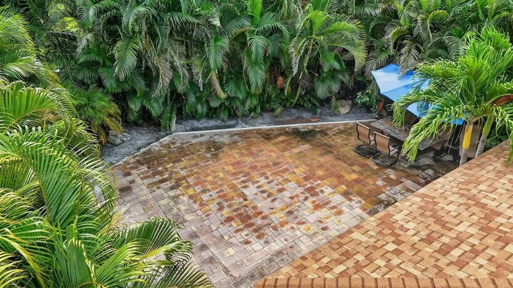 1884 Southpointe Dr, Sarasota, FL 34231