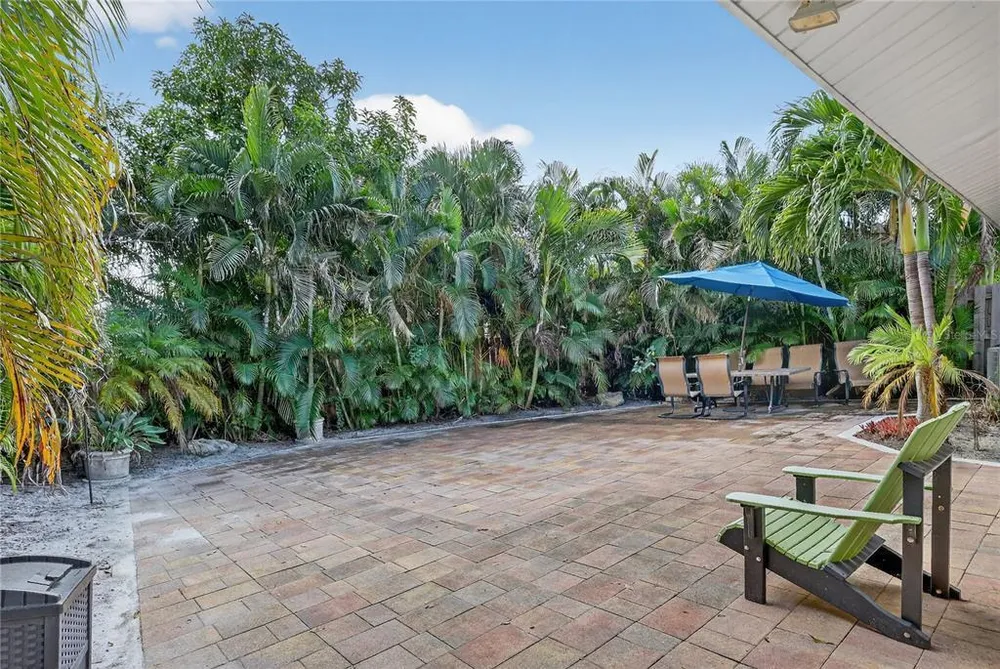 1884 Southpointe Dr, Sarasota, FL 34231