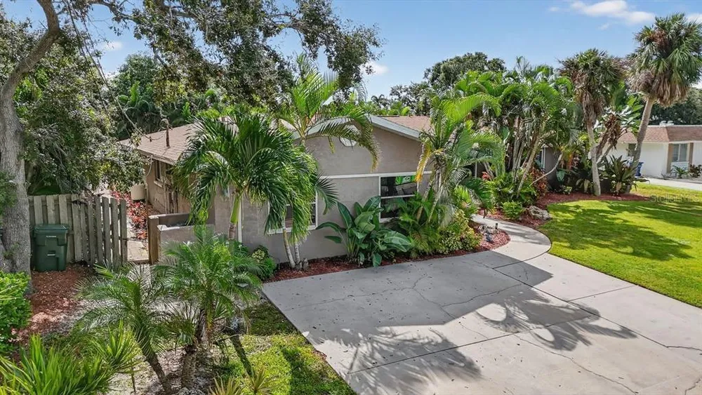 1884 Southpointe Dr, Sarasota, FL 34231