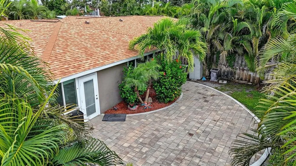 1884 Southpointe Dr, Sarasota, FL 34231