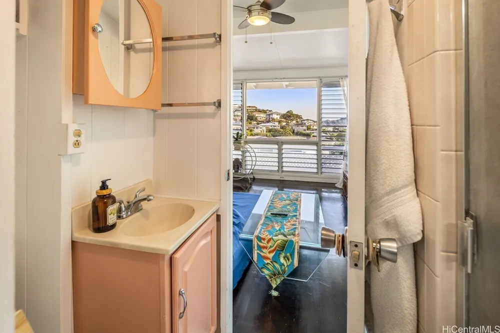 1834 St Louis Dr, Honolulu, HI 96816