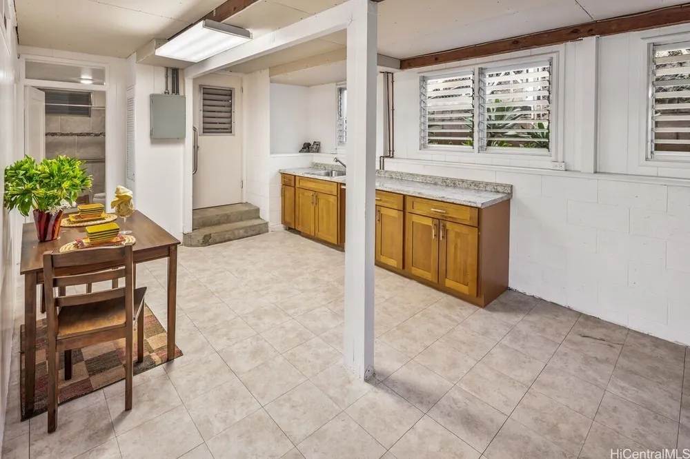1834 St Louis Dr, Honolulu, HI 96816