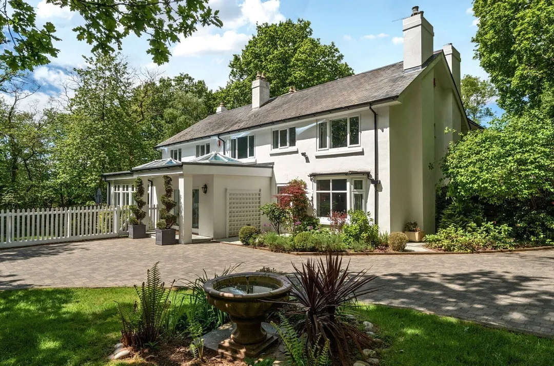 https://mr0.homeflow-assets.co.uk/files/photo/image/47296/6715/_x_/TOP260097_24.jpg