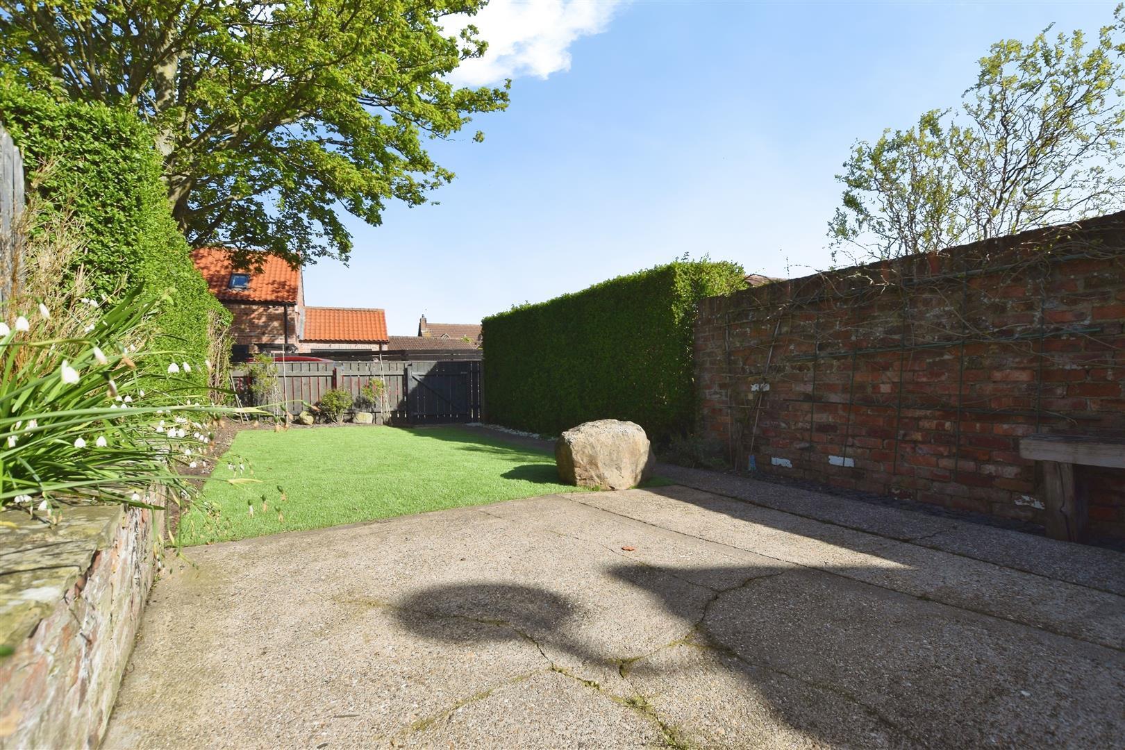 Tradesmans Row, Sproatley Image 6