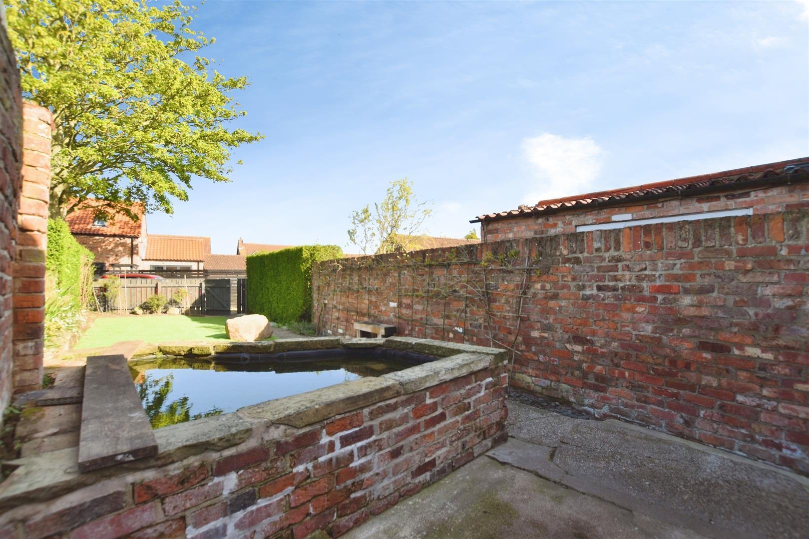 Tradesmans Row, Sproatley Image 19