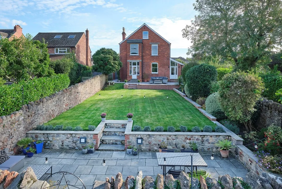 https://mr0.homeflow-assets.co.uk/files/photo/image/47305/0260/_x_/56900917.jpg