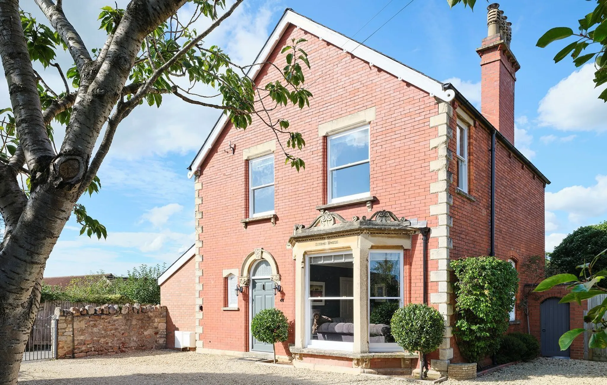 https://mr0.homeflow-assets.co.uk/files/photo/image/47305/0265/_x_/56898487.jpg
