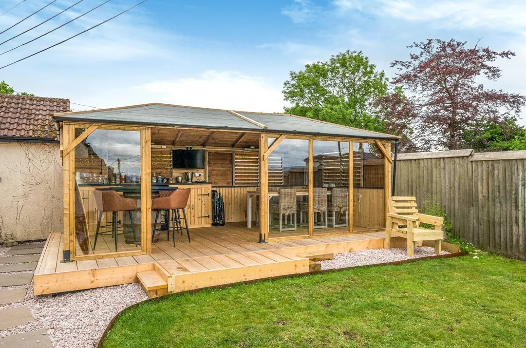 https://mr0.homeflow-assets.co.uk/files/photo/image/47310/8163/_x_/TOP260120_02.jpg