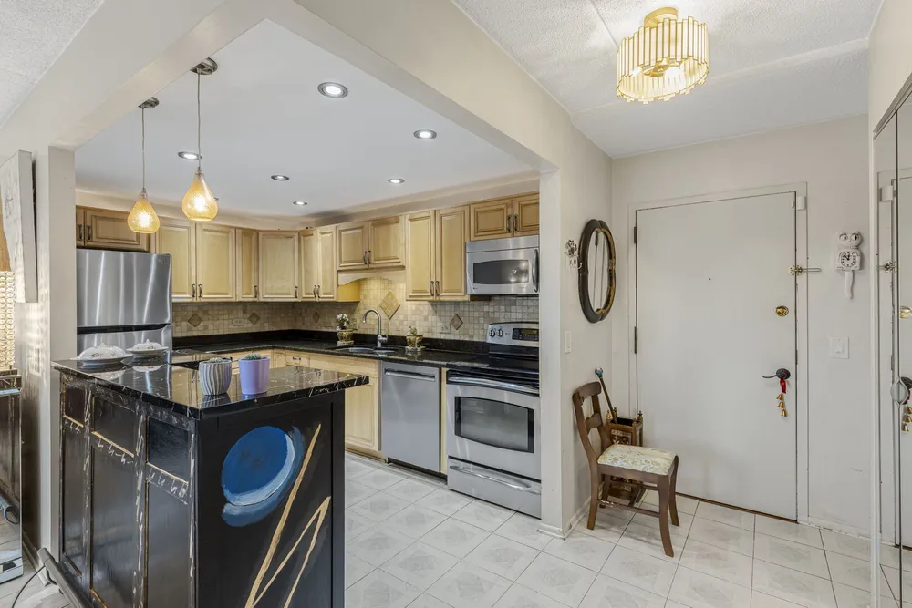 9731 N Fox Glen Dr, Niles, IL 60714