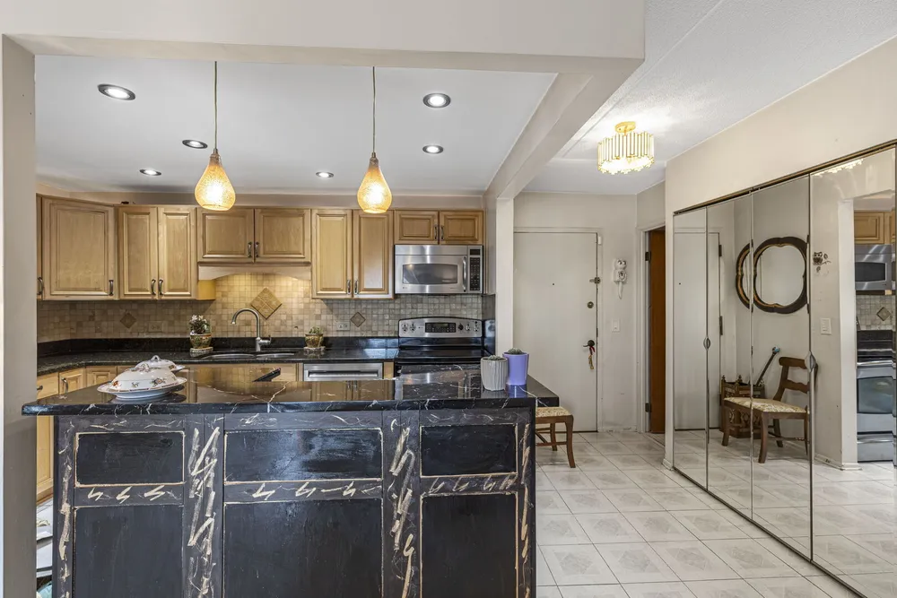 9731 N Fox Glen Dr, Niles, IL 60714