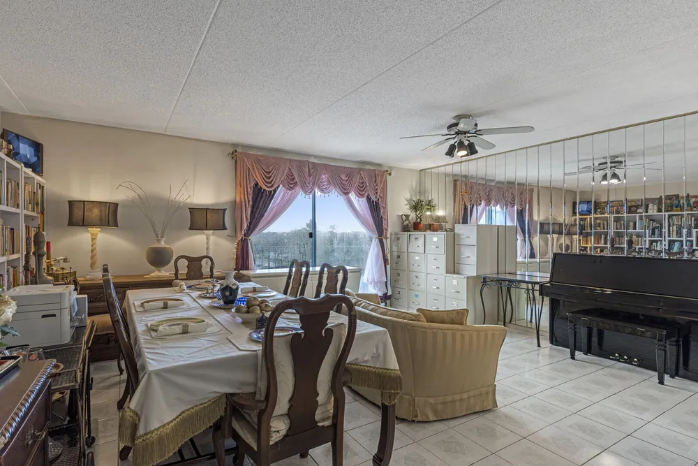 9731 N Fox Glen Dr, Niles, IL 60714