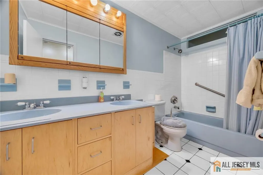 25 Greenwich Rd, Edison, NJ 08820