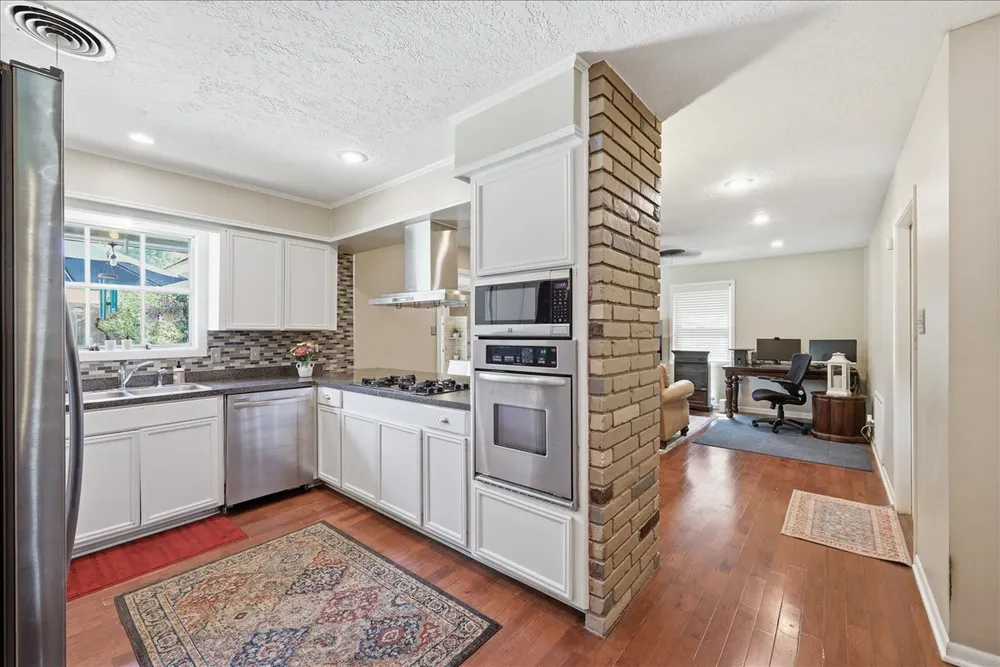 6155 Westgate Dr, Beaumont, TX 77706