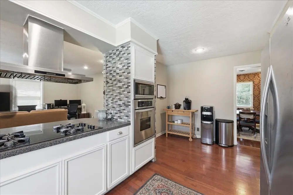 6155 Westgate Dr, Beaumont, TX 77706