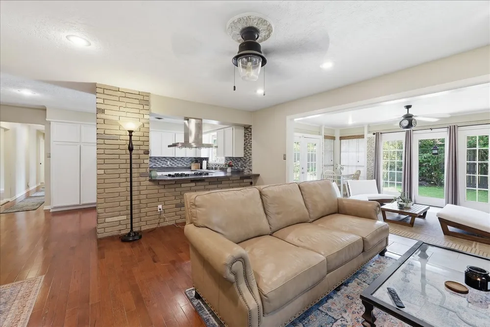 6155 Westgate Dr, Beaumont, TX 77706