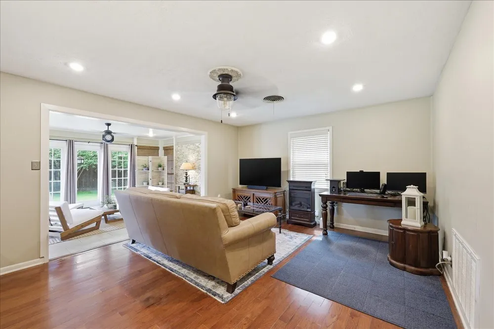 6155 Westgate Dr, Beaumont, TX 77706