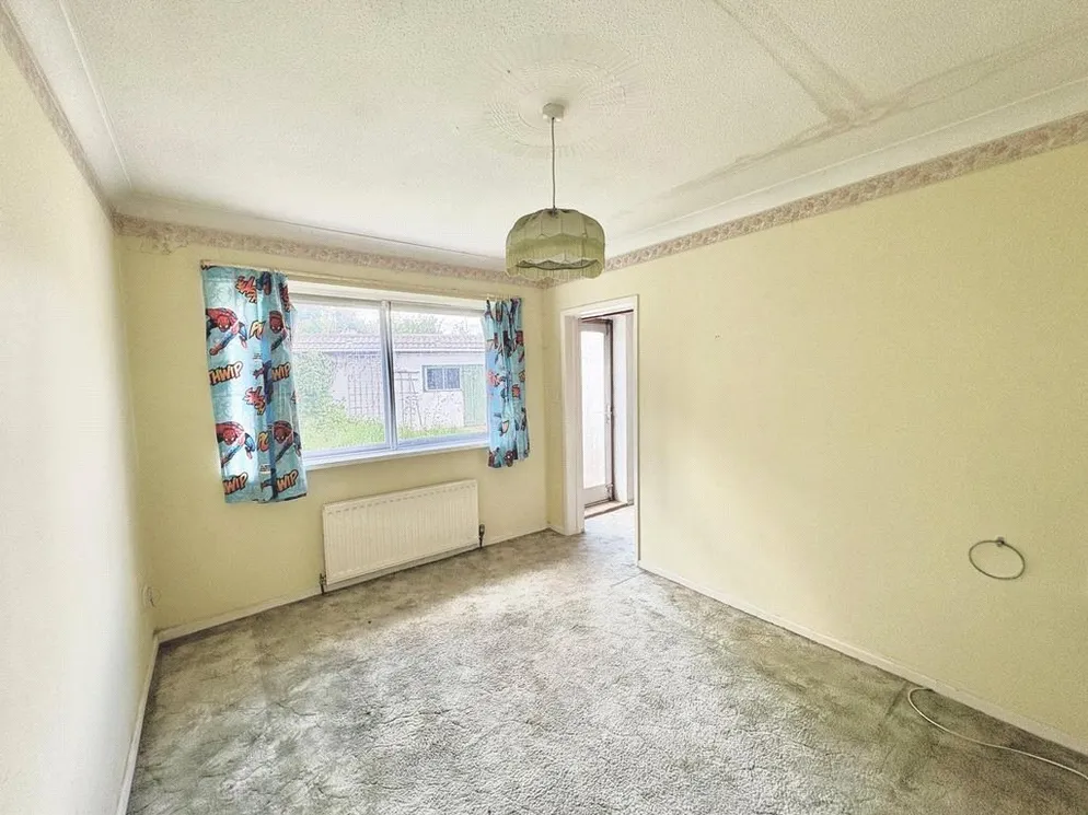 Property carousel item 6